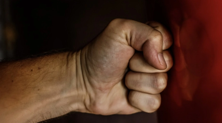 Pengeroyokan Sadis di Bengkel Koja: Korban Ditendang, Disundut, dan Mata Dilakban